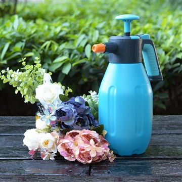 Að halda garðinum mínum vökvum: Dagur með traustu vökvabrúsanum mínum